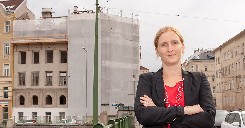 MVÖ-Landesvorsitzende Elke Hanel-Torsch vor dem Haus in der Radetzkystraße; Foto: MVÖ